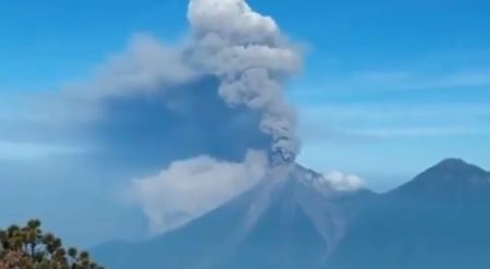 «Ξύπνησε» το ηφαίστειο Φουέγκο στη Γουατεμάλα - Συγκλονιστικές εικόνες και βίντεο από την έκρηξη