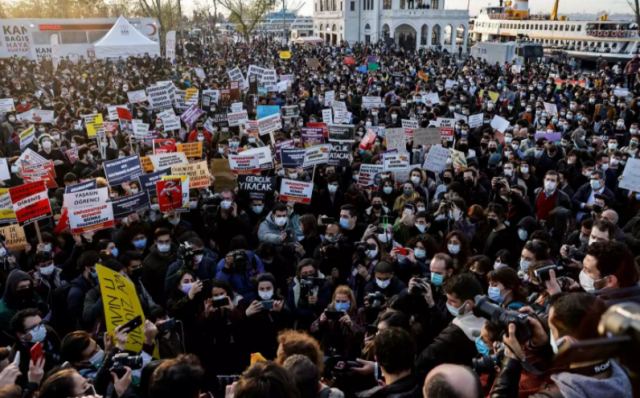 «Στριμωγμένος» για τα καλά ο Ερντογάν με τις διαδηλώσεις φοιτητών