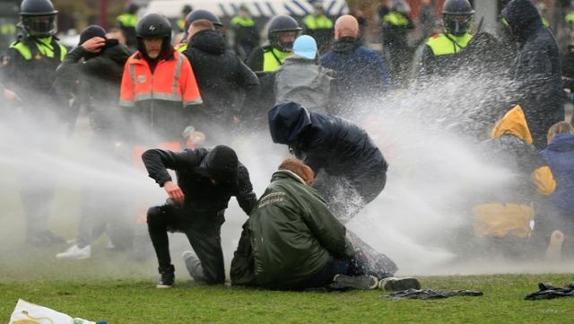 Ολλανδία: Εκατοντάδες συλλήψεις διαδηλωτών που διαμαρτύρονται για την απαγόρευση κυκλοφορίας