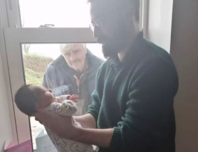 Κορωνοϊός: Παππούς βλέπει το νεογέννητο εγγονό του πίσω από ένα τζάμι