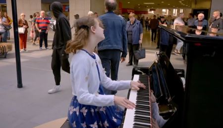 Η τυφλή 13χρονη πιανίστρια που παίζει Σοπέν σε σταθμό τρένου στη Βρετανία και φέρνει δάκρυα στα μάτια