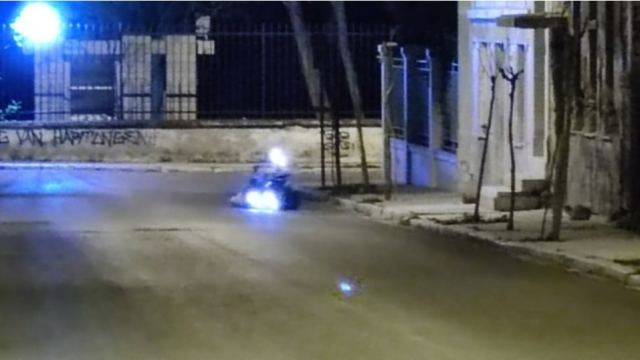 Επίθεση με γκαζάκια στο Ίδρυμα Μητσοτάκη - Ελεγχόμενη έκρηξη από τους πυροτεχνουργούς του ΤΕΕΜ [εικόνες-βίντεο]