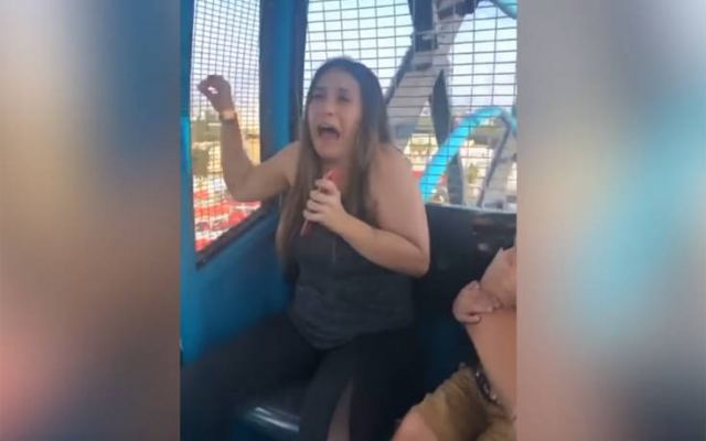 Γυναίκα ουρλιάζει τρομοκρατημένη πάνω σε ρόδα λούνα παρκ
