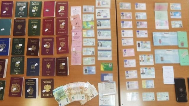 Συνέλαβαν 4 αλλοδαπούς με δεκάδες διαβατήρια – Θα τα διέθεταν για παράνομη προώθηση μεταναστών