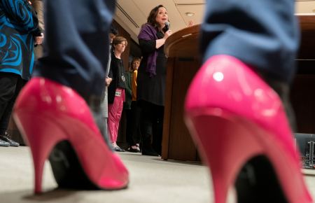 Απίστευτο σκηνικό στον Καναδά: Πολιτικοί έκαναν παρέλαση με ροζ τακούνια (ΒΙΝΤΕΟ)