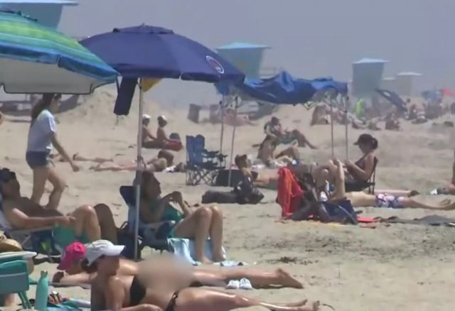 ΗΠΑ: Πάνω από 52.000 νεκροί και πολίτες… κατέκλυσαν τις παραλίες! Ανοίγουν και στούντιο τατουάζ