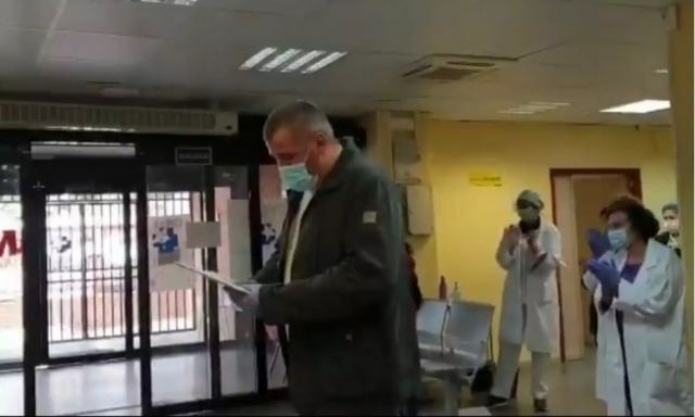 Ισπανία: Γιατροί και νοσηλευτές αποθεώνουν οδηγό ταξί για την μοναδική πράξη του (video)