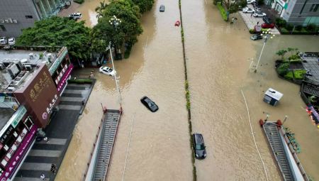 Κίνα: Βιβλικές καταστροφές από τον τυφώνα Ντοκσούρι - Συγκλονιστικές εικόνες