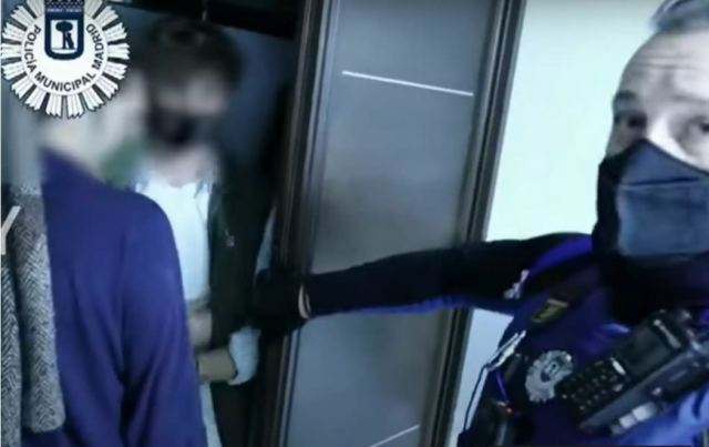 Μαδρίτη: Σε ντουλάπες και στρώματα κρύφτηκαν συμμετέχοντες σε κορονοπάρτι μετά από έφοδο της αστυνομίας