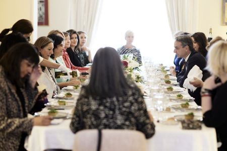 Γεύμα Μητσοτάκη με γυναίκες πρέσβεις διαπιστευμένες στην Ελλάδα