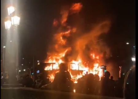 Το Δουβλίνο βυθίστηκε στο χάος από ένα fake news: Έλεγαν ότι ο δράστης είναι μετανάστης και ακροδεξιοί έκαψαν την πόλη