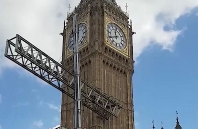 Βρετανία: Η στιγμή που μια σκαλωσιά χτυπάει το πρόσφατα ανακαινισμένο Big Ben