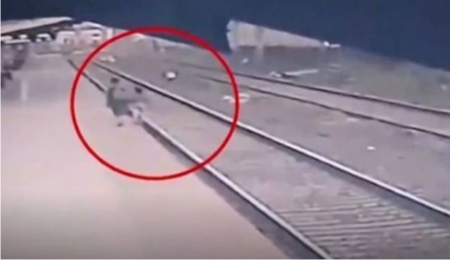Ινδία: Σιδηροδρομικός υπάλληλος σώζει παιδί από βέβαιο θάνατο - Συγκλονιστικό βίντεο