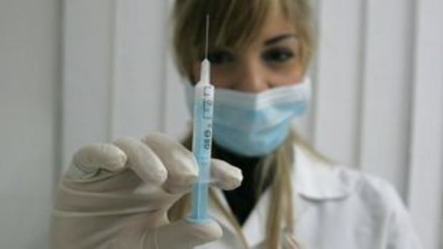 Ο ΕΜΑ ενέκρινε τη χρήση του εμβολίου της Moderna για εφήβους