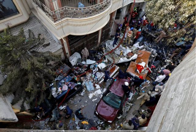 Αεροπορική τραγωδία στο Πακιστάν: Εικόνες καταστροφής – Κτίρια γκρεμίστηκαν, αυτοκίνητα ισοπεδώθηκαν