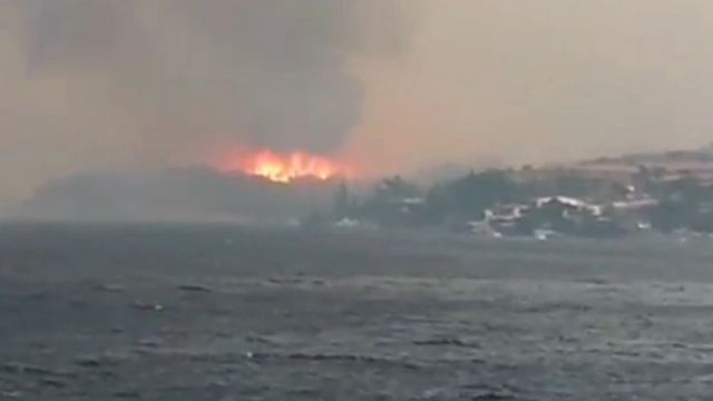 Μεγάλη φωτιά στην Κάρυστο: Εκκενώνεται το Μαρμάρι