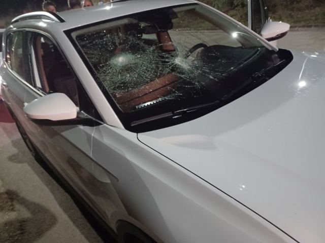 Λαμία: Επίθεση με πέτρες στο αυτοκίνητο του Θύμιου Καραΐσκου