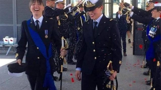 Υπουργικές ευχές για τον πρώτο γάμο μεταξύ γυναικών στο Πολεμικό Ναυτικό - ΒΙΝΤΕΟ