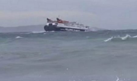 Βίντεο με το πλοίο Skiathos Express να παλεύει με τεράστια κύματα