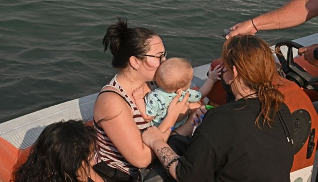 Φωτιά στη Μαγνησία: Εκκενώνεται από τη θάλασσα η Αγχίαλος - Φεύγουν με τα μωρά αγκαλιά