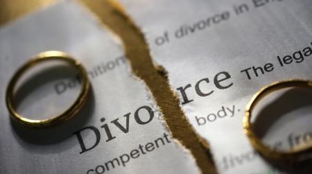 Σκηνικό… Φαρ Ουέστ για ένα διαζύγιο: Έβγαλαν τον πεθερό με καραμπίνες από το σπίτι