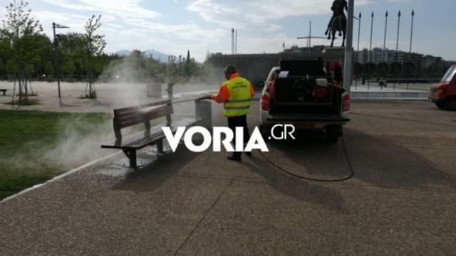 Θεσσαλονίκη: Καθαρισμός και απολύμανση στη Νέα Παραλία - Απομακρύνθηκαν τα κιγκλιδώματα (ΦΩΤΟ)