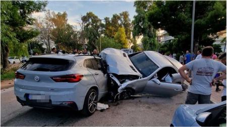 Απίστευτο τροχαίο στη Γλυφάδα: ΙΧ «μπούκαρε» σε παρκάκι και έπεσε σε παρκαρισμένα αυτοκίνητα - Βίντεο και φωτογραφίες