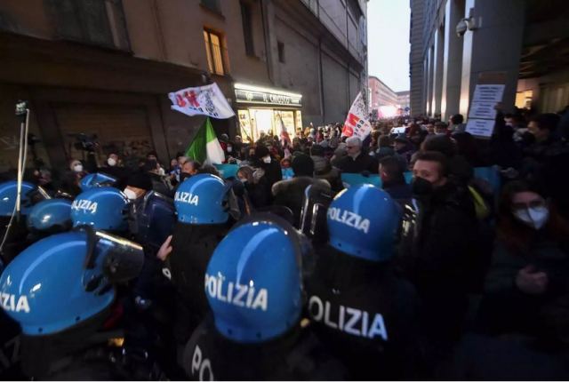 Ιταλία: Οι αστυνομικοί διαμαρτύρονται επειδή παρέλαβαν ροζ μάσκες κατά του κορωνοϊού