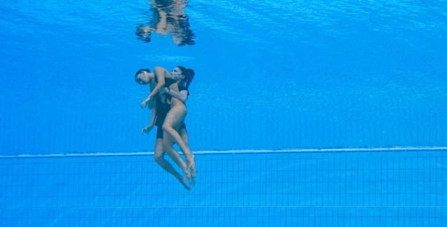 Παγκόσμιο Πρωτάθλημα Υγρού Στίβου: Συγκλονιστικές εικόνες από τη διάσωση διαγωνιζόμενης που λιποθύμησε στο νερό