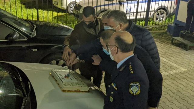 Οι αστυνομικοί έκοψαν την πίτα στα περιπολικά - Δείτε εικόνες!