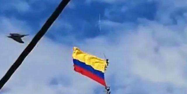 Κολομβία: Video σοκ! Στρατιωτικοί πέφτουν στο κενό ενώ κρέμονταν από ελικόπτερο