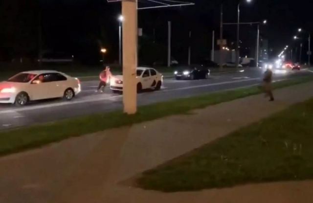 Λευκορωσία: Ταξιτζής «φυγάδευσε» διαδηλωτή από την αστυνομία και αποθεώνεται! video