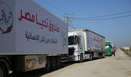Φορτηγά με ανθρωπιστική βοήθεια και καύσιμα εισέρχονται στη Λωρίδα της Γάζας μετά την έναρξη της εκεχειρίας