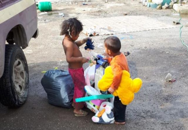 Ρούχα και παιχνίδια σε Ρομά από το Δήμο Λοκρών