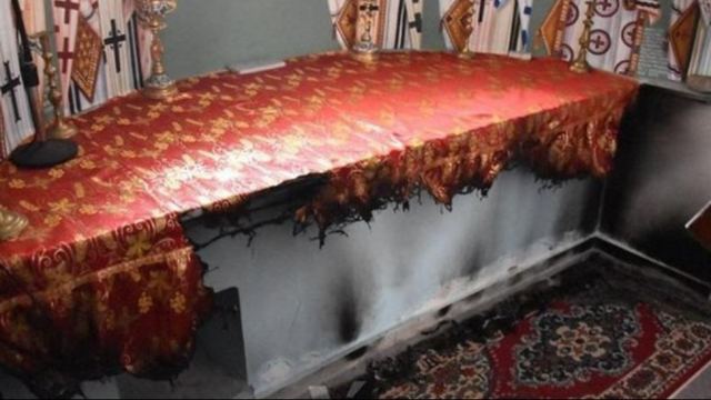 Χίος: Έβαλαν φωτιά σε εκκλησία και έκαψαν την Αγία Τράπεζα!