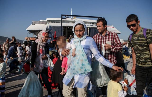Φωτογραφίες από την επιχείρηση μετακίνησης 1.500 προσφύγων και μεταναστών από τη Λέσβο
