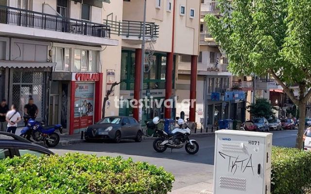 Δύο τηλεφωνήματα για βόμβα σε τράπεζες στη Θεσσαλονίκη – Εικόνες από το σημείο