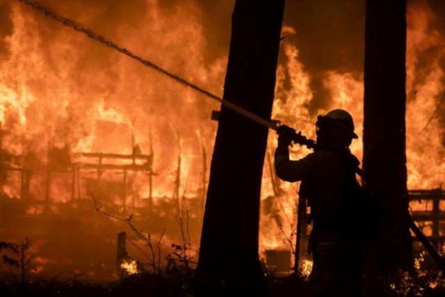 Βιβλική καταστροφή στην Καλιφόρνια: Φόβοι για περισσότερους νεκρούς - Δεν ξέρουν πότε θα τεθεί υπό έλεγχο η φωτιά