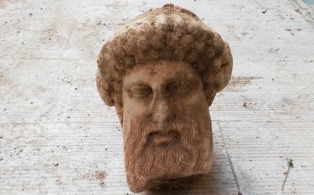 ΥΠΠΟΑ: Τον θεό Ερμή απεικονίζει η αρχαία κεφαλή που βρέθηκε στην Αιόλου