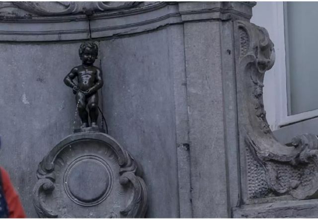 Εύζωνας θα ντυθεί το διάσημο άγαλμα «Manneken Pis» στις Βρυξέλλες για την 25η Μαρτίου