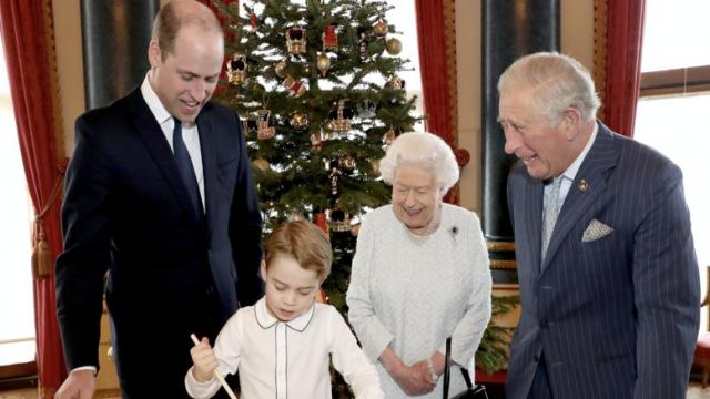 Καμαρώνει η βασίλισσα Ελισάβετ: Ο Τζορτζ φτιάχνει πουτίγκες [εικόνες]