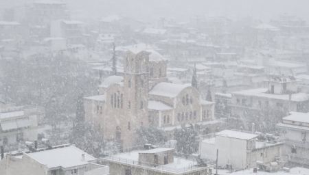 Χιονίζει στη Λαμία - Κλειστά όλα τα σχολεία σήμερα (ΒΙΝΤΕΟ)