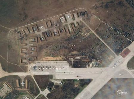 Πόλεμος στην Ουκρανία: Δορυφορικές εικόνες από την καταστροφή ρωσικών αεροπλάνων στην Κριμαία