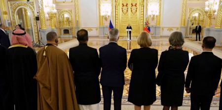 Πούτιν: Συνάντησε πρέσβεις και τους κράτησε σε 20 μέτρα απόσταση