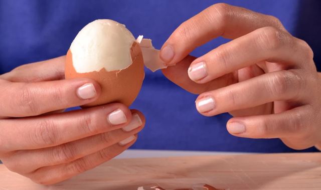 Ο λόγος που μερικά αυγά είναι πιο δύσκολο να ξεφλουδιστούν από άλλα