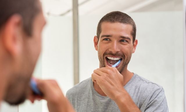 Οδοντόβουρτσα: Πότε πρέπει να την αλλάζουμε και γιατί δεν πρέπει να την μοιραζόμαστε