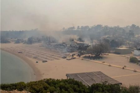 Κυβερνητικό κλιμάκιο μεταβαίνει στη Ρόδο, όπου καίει ανεξέλεγκτα η φωτιά