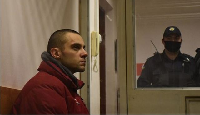 Φρίκη στην Ουκρανία: Κυκλοφορούσε γυμνός στον δρόμο με το κομμένο κεφάλι του πατέρα του