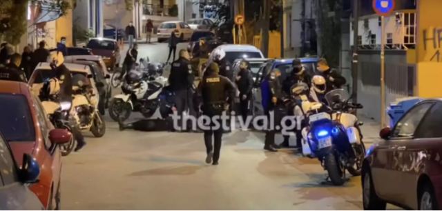 Θεσσαλονίκη: Στο αυτόφωρο οι 6 νεαροί που επιτέθηκαν στους αστυνομικούς σε έλεγχο για κορωνοϊό (video)