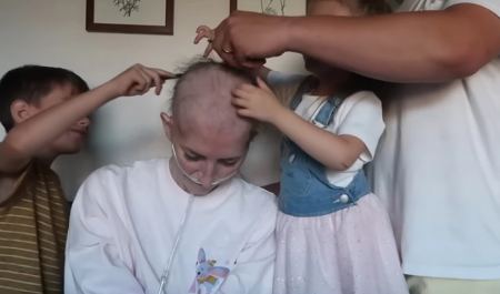 Η συγκινητική ιστορία της μαμάς που άφησε τα παιδιά της να της ξυρίσουν το κεφάλι μετά τη διάγνωση καρκίνου σε τελικό στάδιο